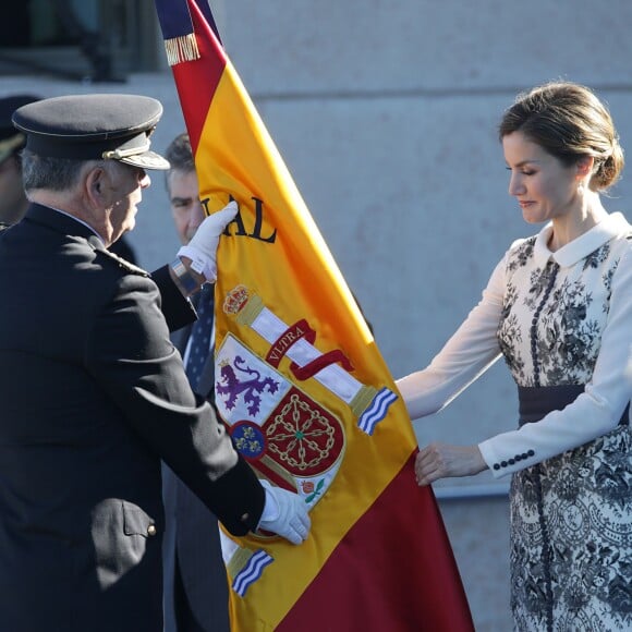 La reine Letizia d'Espagne procédait le 10 novembre 2015 à la remise cérémonielle du drapeau à la Police nationale espagnole, à Avila (centre de l'Espagne).