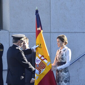 La reine Letizia d'Espagne procédait le 10 novembre 2015 à la remise cérémonielle du drapeau à la Police nationale espagnole, à Avila (centre de l'Espagne).