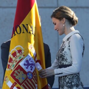 La reine Letizia d'Espagne procédait le 10 novembre 2015 à la remise cérémonielle du drapeau à la Police nationale espagnole, à Avila (centre de l'Espagne).