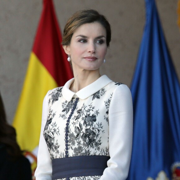 La reine Letizia d'Espagne procédait le 10 novembre 2015 à la remise cérémonielle du drapeau à la Police nationale espagnole, à Avila (centre de l'Espagne).