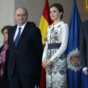 La reine Letizia d'Espagne procédait le 10 novembre 2015 à la remise cérémonielle du drapeau à la Police nationale espagnole, à Avila (centre de l'Espagne).