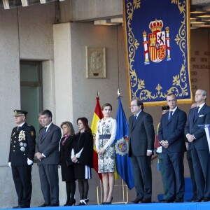 La reine Letizia d'Espagne procédait le 10 novembre 2015 à la remise cérémonielle du drapeau à la Police nationale espagnole, à Avila (centre de l'Espagne).