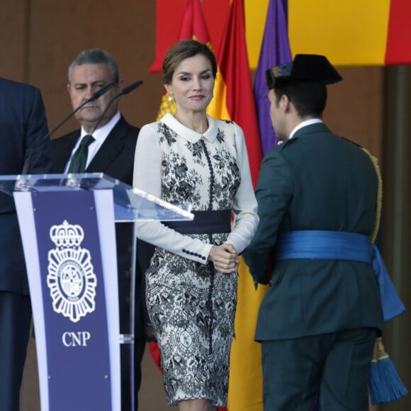 La reine Letizia d'Espagne procédait le 10 novembre 2015 à la remise cérémonielle du drapeau à la Police nationale espagnole, à Avila (centre de l'Espagne).