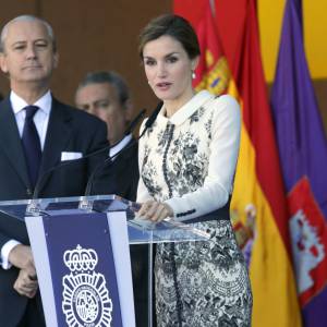 La reine Letizia d'Espagne procédait le 10 novembre 2015 à la remise cérémonielle du drapeau à la Police nationale espagnole, à Avila (centre de l'Espagne).