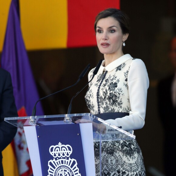 La reine Letizia d'Espagne procédait le 10 novembre 2015 à la remise cérémonielle du drapeau à la Police nationale espagnole, à Avila (centre de l'Espagne).