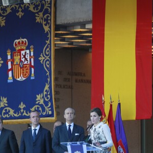 La reine Letizia d'Espagne procédait le 10 novembre 2015 à la remise cérémonielle du drapeau à la Police nationale espagnole, à Avila (centre de l'Espagne).