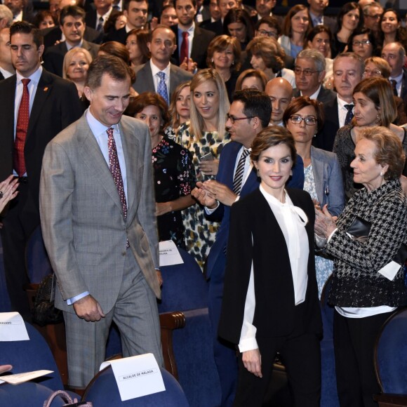 Le roi Felipe VI d'Espagne et la reine Letizia remettaient les prix de l'Innovation et du Design à Malaga le 5 novembre 2015.