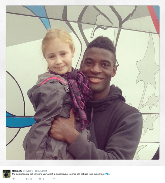 Le footballeur Jean-Pierre Nsame, mis en examen pour violences sur son bébé, avec une fan en octobre 2014.