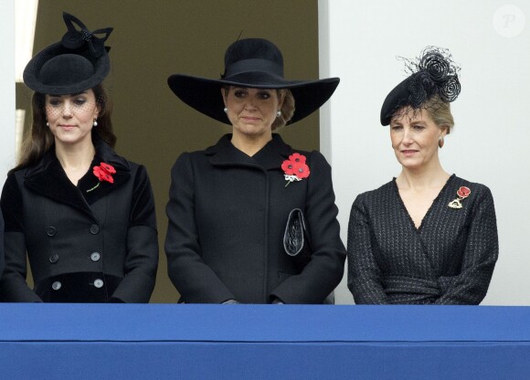 La reine Maxima des Pays-Bas prenait part avec la duchesse Catherine de Cambridge et la comtesse Sophie de Wessex aux commémorations du dimanche du souvenir le 8 novembre 2015 à Londres.