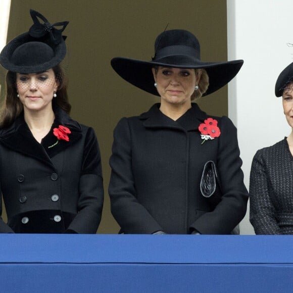 La reine Maxima des Pays-Bas prenait part avec la duchesse Catherine de Cambridge et la comtesse Sophie de Wessex aux commémorations du dimanche du souvenir le 8 novembre 2015 à Londres.