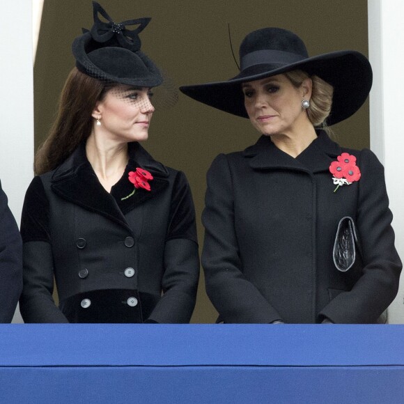 La reine Maxima des Pays-Bas prenait part avec la duchesse Catherine de Cambridge et la comtesse Sophie de Wessex aux commémorations du dimanche du souvenir le 8 novembre 2015 à Londres.