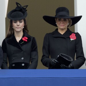 La reine Maxima des Pays-Bas prenait part avec la duchesse Catherine de Cambridge et la comtesse Sophie de Wessex aux commémorations du dimanche du souvenir le 8 novembre 2015 à Londres.