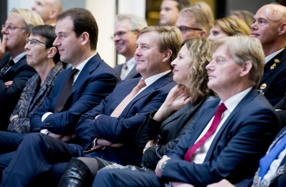 Le roi Willem-Alexander des Pays-Bas lors de l'inauguration d'un nouveau bâtiment ministériel à La Haye le 10 novembre 2015, qui va abriter le ministère de la Santé et des Sports ainsi que le ministère des Affaires sociales et de l'Emploi.