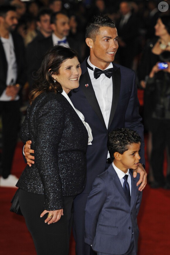 Cristiano Ronaldo avec sa mère Maria Dolores dos Santos Aveiro et son fils Cristiano Ronaldo Jr lors de la première du film "Ronaldo" à Londres le 9 novembre 2015