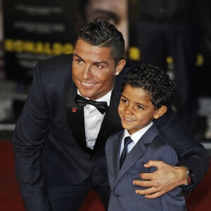 Cristiano Ronaldo et son fils Cristiano Ronaldo Jr lors de la première du film "Ronaldo" à Londres le 9 novembre 2015