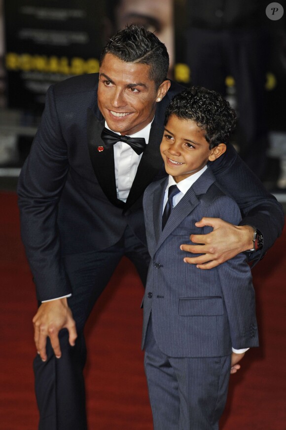 Cristiano Ronaldo et son fils Cristiano Ronaldo Jr lors de la première du film "Ronaldo" à Londres le 9 novembre 2015