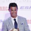 Cristiano Ronaldo reçoit son 4e Soulier d'Or lors d'une cérémonie de remise de prix organisée par le quotidien sportif "Marca" à Madrid, le 13 octobre 2015
