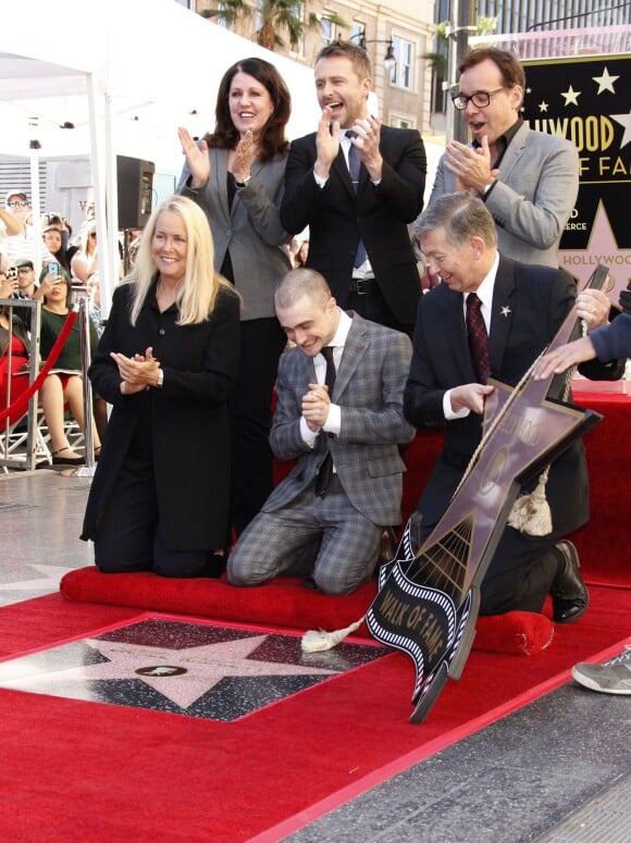 Daniel Radcliffe, Chris Hardwick, Chris Columbus - Daniel Radcliffe reçoit son étoile sur le Walk of Fame à Hollywood, le 12 novembre 2015