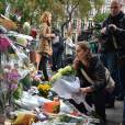 Hommage des Parisiens devant le Bataclan. Des mots et des fleurs sont déposés à la mémoires des victimes. Le 14 novembre 2015.