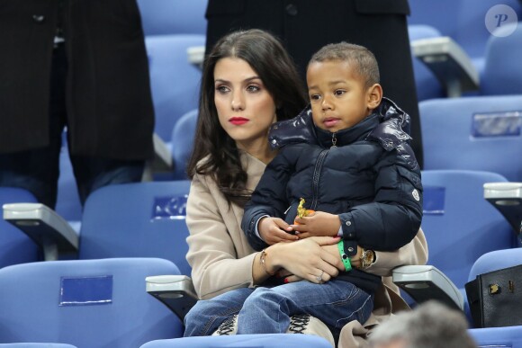 Ludivine Sagna et son fils Elias - People assistent au match de football entre la France et l'Allemagne au Stade de France à Saint-Denis le 13 novembre 2015.