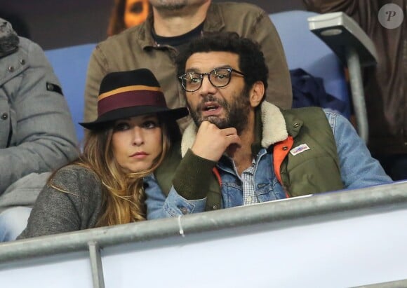 Ramzy Bedia et une amie - People assistent au match de football entre la France et l'Allemagne au Stade de France à Saint-Denis le 13 novembre 2015.