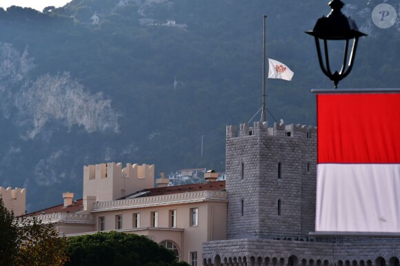 Le Prince Albert II de Monaco a tenu à s'associer au drame qui a touché la France dans la nuit de vendredi 13 novembre, la décision a été prise de resepcter la période de trois jours de deuil instaurés par la France, les drapeaux ont été mis en berne pour la même période sur les édifices officiels.