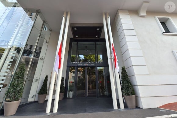 Le Prince Albert II de Monaco a tenu à s'associer au drame qui a touché la France dans la nuit de vendredi 13 novembre, la décision a été prise de resepcter la période de trois jours de deuil instaurés par la France, les drapeaux ont été mis en berne pour la même période sur les édifices officiels.