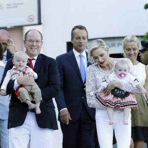 Le prince Albert de Monaco et la princesse Charlène, accompagnés de leurs enfants le prince Jacques et la princesse Gabriella, habillés en costume traditionnel, au pique-nique de la Principauté, qui se tient chaque année au parc de la princesse Antoinette le 28 août 2015 à Monaco.