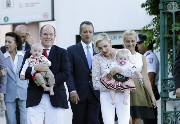 Le prince Albert de Monaco et la princesse Charlène, accompagnés de leurs enfants le prince Jacques et la princesse Gabriella, habillés en costume traditionnel, au pique-nique de la Principauté, qui se tient chaque année au parc de la princesse Antoinette le 28 août 2015 à Monaco.