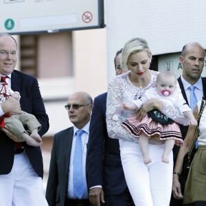 Le prince Albert de Monaco et la princesse Charlène, accompagnés de leurs enfants le prince Jacques et la princesse Gabriella, habillés en costume traditionnel, au traditionnel pique-nique de la Principauté, qui se tient chaque année au parc de la princesse Antoinette le 28 août 2015 à Monaco.