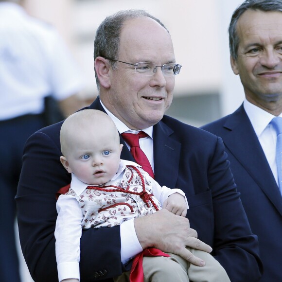 Le prince Albert de Monaco, son fils le prince Jacques - Le prince Albert de Monaco et la princesse Charlène, accompagnés de leurs enfants le prince Jacques et la princesse Gabriella, habillés en costume traditionnel, au traditionnel pique-nique de la Principauté, qui se tient chaque année au parc de la princesse Antoinette le 28 août 2015 à Monaco.