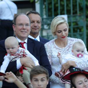 Le prince Albert de Monaco et la princesse Charlène, accompagnés de leurs enfants le prince Jacques et la princesse Gabriella, habillés en costume traditionnel, au traditionnel pique-nique de la Principauté, qui se tient chaque année au parc de la princesse Antoinette le 28 août 2015 à Monaco.