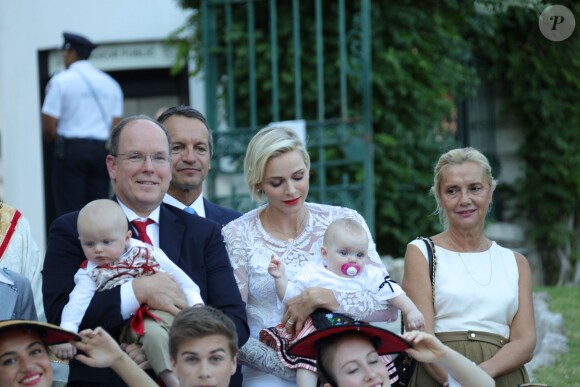 Le prince Albert de Monaco et la princesse Charlène, accompagnés de leurs enfants le prince Jacques et la princesse Gabriella, habillés en costume traditionnel, au traditionnel pique-nique de la Principauté, qui se tient chaque année au parc de la princesse Antoinette le 28 août 2015 à Monaco.