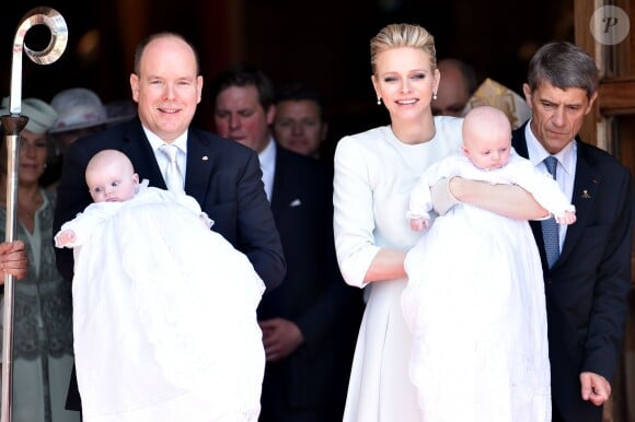 Le prince Albert II de Monaco avec la princesse Gabriella et la princesse Charlene de Monaco avec le prince Jacques - Baptême de Jacques et Gabriella en la cathédrale Notre-Dame-Immaculée de Monaco le 10 mai 2015