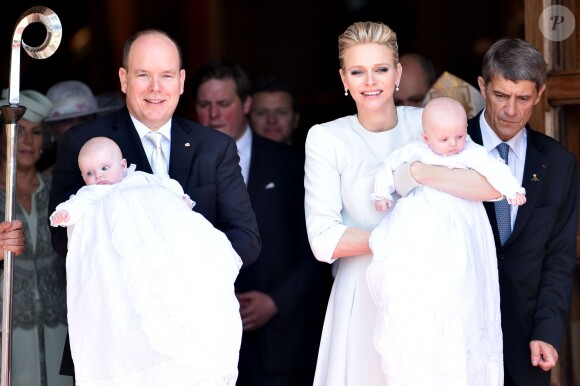 Le prince Albert II de Monaco avec la princesse Gabriella et la princesse Charlene de Monaco avec le prince Jacques - Baptême de Jacques et Gabriella en la cathédrale Notre-Dame-Immaculée de Monaco le 10 mai 2015