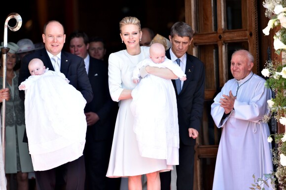 Le prince Albert II de Monaco avec la princesse Gabriella et la princesse Charlene de Monaco avec le prince Jacques - Baptême de Jacques et Gabriella en la cathédrale Notre-Dame-Immaculée de Monaco le 10 mai 2015