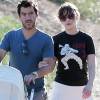 Exclusif - Zooey Deschanel et son mari Jacob Pechenik se promènent avec leur fille Elsie Otter à Los Angeles, le 12 novembre 2015 © CPA/Bestimage