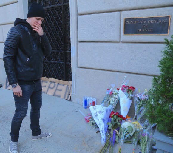 Hommages en mémoire aux victimes des attentats de Paris devant le consulat français à New York le 14 novembre 2015.