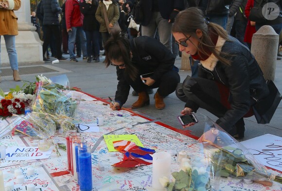 Rassemblement en mémoire des victimes des attentats de Paris à Washington Square Park, New York le 14 novembre 2015.
