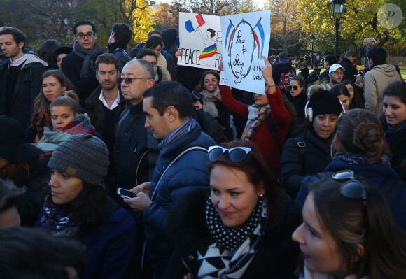 Rassemblement en mémoire des victimes des attentats de Paris à Washington Square Park, New York le 14 novembre 2015.