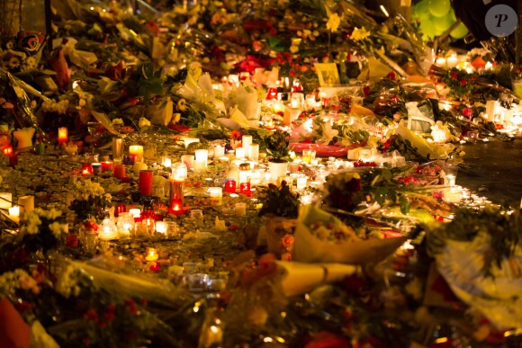 Hommages aux victimes de l'attentat terroriste du café "La Belle Equipe" au 92 rue de Charonne dans le 11ème arrondissement (Au moins 19 morts) à Paris le 15 novembre 2015.