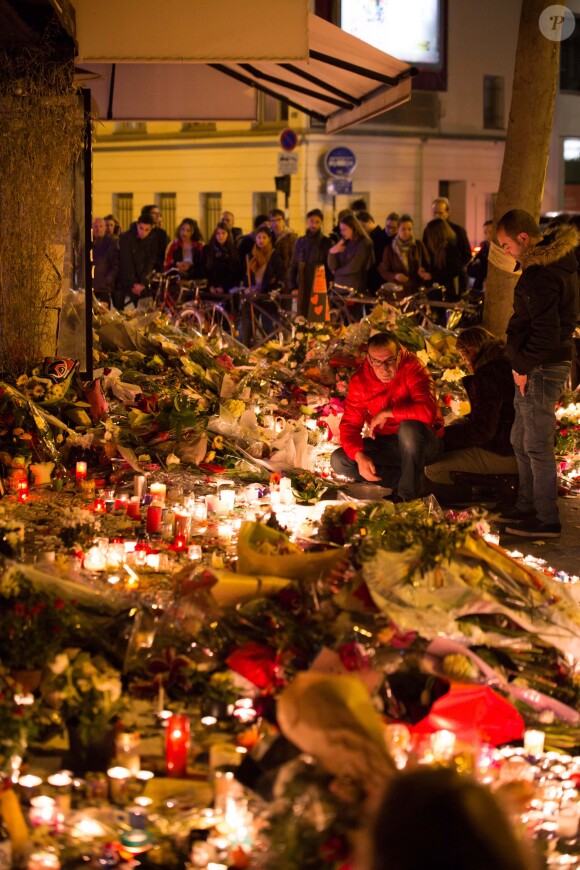Hommages aux victimes de l'attentat terroriste du café "La Belle Equipe" au 92 rue de Charonne dans le 11ème arrondissement (Au moins 19 morts) à Paris le 15 novembre 2015.