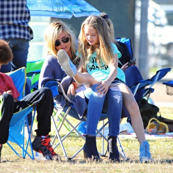 Heidi Klum et Seal se retrouvent en famille pour soutenir leur fils Johan lors d'un match de football à Brentwood. Lou, Leni et Henri sont de la partie! Le 14 novembre 2015