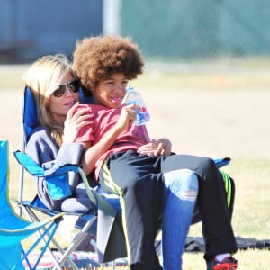 Heidi Klum et Seal se retrouvent en famille pour soutenir leur fils Johan lors d'un match de football à Brentwood. Lou, Leni et Henri sont de la partie! Le 14 novembre 2015