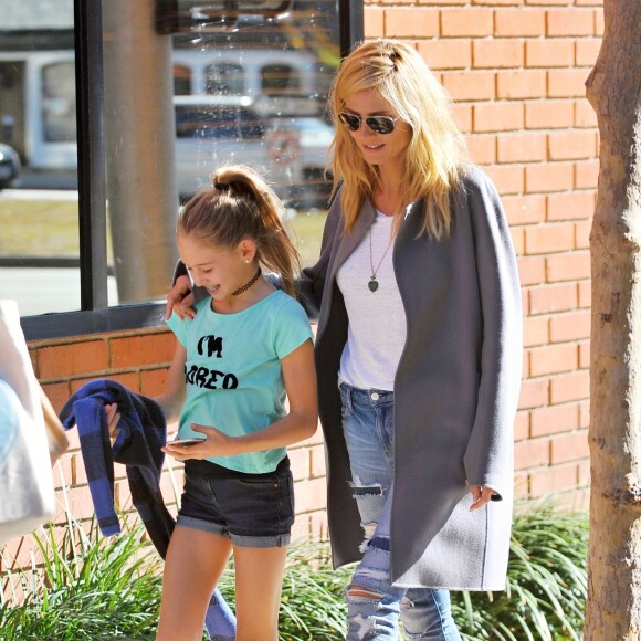 Heidi Klum et Seal se retrouvent en famille pour soutenir leur fils Johan lors d'un match de football à Brentwood. Lou, Leni et Henri sont de la partie! Le 14 novembre 2015