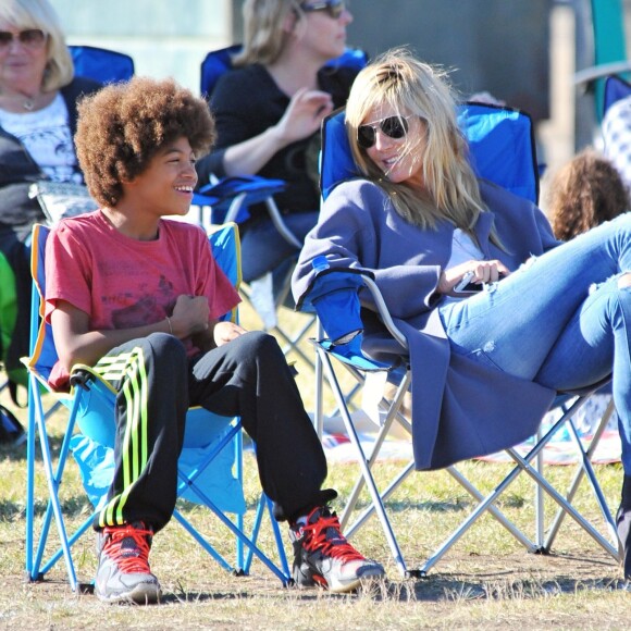 Heidi Klum et Seal se retrouvent en famille pour soutenir leur fils Johan lors d'un match de football à Brentwood. Lou, Leni et Henri sont de la partie! Le 14 novembre 2015