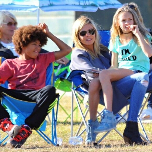 Heidi Klum et Seal se retrouvent en famille pour soutenir leur fils Johan lors d'un match de football à Brentwood. Lou, Leni et Henri sont de la partie! Le 14 novembre 2015