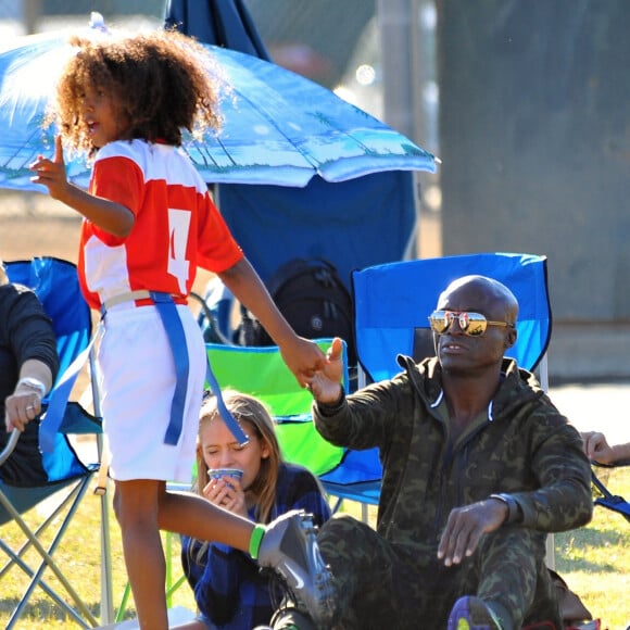 Heidi Klum et Seal se retrouvent en famille pour soutenir leur fils Johan lors d'un match de football à Brentwood. Lou, Leni et Henri sont de la partie! Le 14 novembre 2015