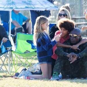 Heidi Klum et Seal se retrouvent en famille pour soutenir leur fils Johan lors d'un match de football à Brentwood. Lou, Leni et Henri sont de la partie! Le 14 novembre 2015