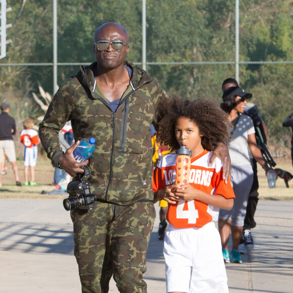 Heidi Klum et Seal se retrouvent en famille pour soutenir leur fils Johan lors d'un match de football à Brentwood. Lou, Leni et Henri sont de la partie! Le 14 novembre 2015